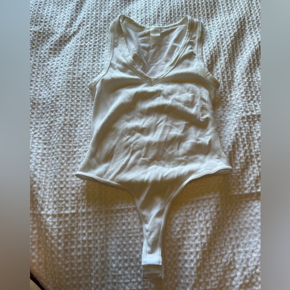 White v-neck bodysuit one size